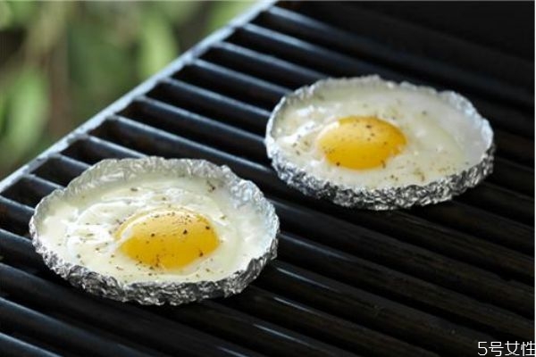 水煮蛋減肥能吃蛋黃嗎 蛋黃對減脂有幫助嗎 水煮蛋減肥能吃蛋黃嗎 蛋黃對減脂有幫助嗎