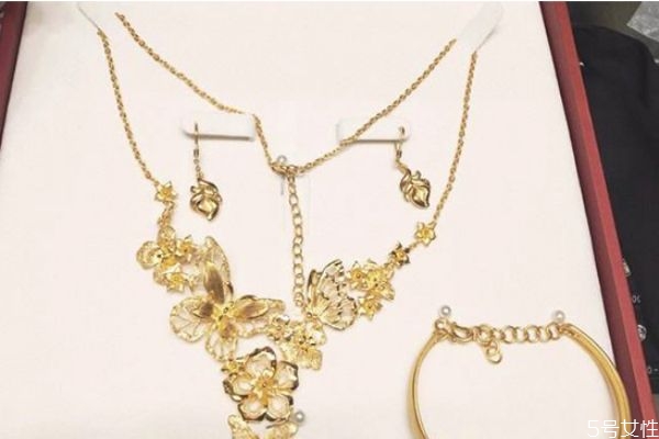 三金和婚戒是一回事嗎 結(jié)婚戒指和訂婚三金的區(qū)別 三金和婚戒是一回事嗎 結(jié)婚戒指和訂婚三金的區(qū)別