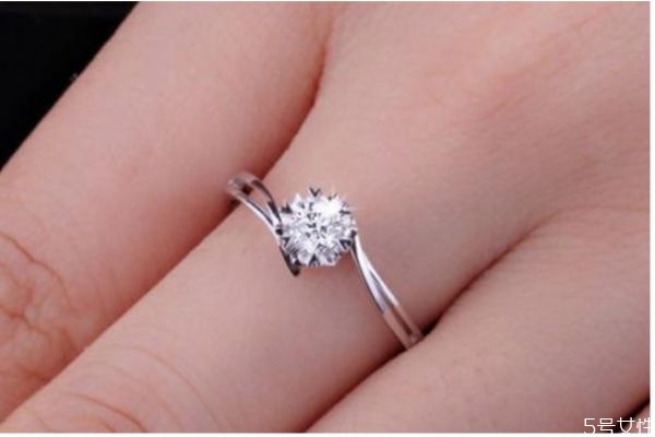 三金和婚戒是一回事嗎 結(jié)婚戒指和訂婚三金的區(qū)別 三金和婚戒是一回事嗎 結(jié)婚戒指和訂婚三金的區(qū)別