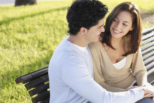 老公和別人聊天曖昧正常嗎 老公和別人言語(yǔ)曖昧算出軌嗎 老公和別人聊天曖昧正常嗎 老公和別人言語(yǔ)曖昧算出軌嗎