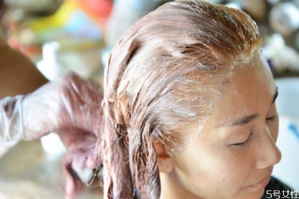 染發(fā)膏弄到臉上洗不掉了怎么辦 染發(fā)劑弄到皮膚上妙招 染發(fā)膏弄到臉上洗不掉了怎么辦 染發(fā)劑弄到皮膚上妙招