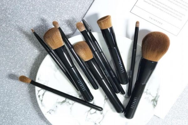 化妝刷有哪些作用 新手要準(zhǔn)備哪些化妝刷 化妝刷有哪些作用 新手要準(zhǔn)備哪些化妝刷