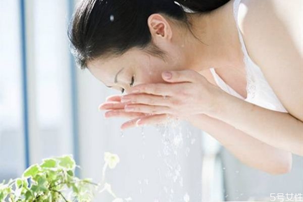 清水洗臉的正確方法不用洗面奶 清水洗臉的注意事項 清水洗臉的正確方法不用洗面奶 清水洗臉的注意事項