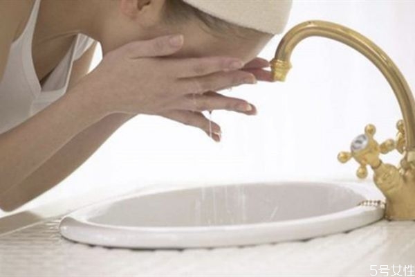 清水洗臉的正確方法不用洗面奶 清水洗臉的注意事項 清水洗臉的正確方法不用洗面奶 清水洗臉的注意事項