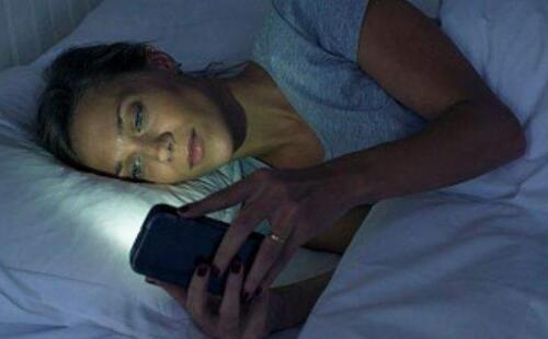 手機(jī)關(guān)機(jī)了能放床頭嗎 手機(jī)關(guān)機(jī)了還有輻射嗎 手機(jī)關(guān)機(jī)了能放床頭嗎 手機(jī)關(guān)機(jī)了還有輻射嗎