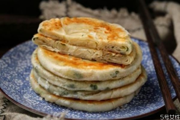 蔥油餅的做法 蔥油餅怎么做好吃 蔥油餅的做法 蔥油餅怎么做好吃