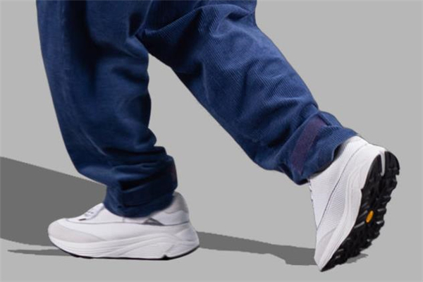 燈芯絨褲子搭配什么鞋子好看 燈芯絨褲子怎么搭配鞋子 燈芯絨褲子搭配什么鞋子好看 燈芯絨褲子怎么搭配鞋子