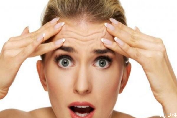 抬頭紋嚴重的原因 加深抬頭紋的壞習慣 抬頭紋嚴重的原因 加深抬頭紋的壞習慣