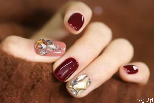 美甲甲片劈了怎么補(bǔ)救 新做的美甲指甲劈了怎么辦 美甲甲片劈了怎么補(bǔ)救 新做的美甲指甲劈了怎么辦