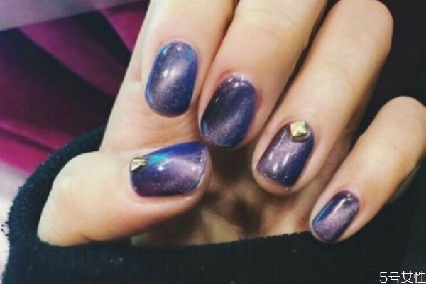 美甲甲片劈了怎么補(bǔ)救 新做的美甲指甲劈了怎么辦 美甲甲片劈了怎么補(bǔ)救 新做的美甲指甲劈了怎么辦