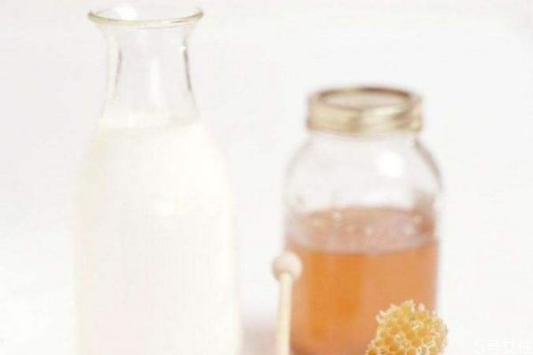 純牛奶和蜂蜜做面膜有什么功效 牛奶蜂蜜面膜的功效 純牛奶和蜂蜜做面膜有什么功效 牛奶蜂蜜面膜的功效