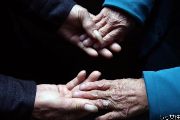 什么是黃昏戀 黃昏戀是指多大歲數(shù) 什么是黃昏戀 黃昏戀是指多大歲數(shù)