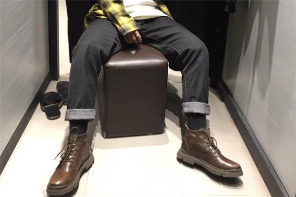 男生工裝靴配什么褲子好看 男生工裝靴搭配圖片 男生工裝靴配什么褲子好看 男生工裝靴搭配圖片