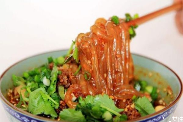 手工酸辣粉的做法 手工酸辣粉的簡單做法 手工酸辣粉的做法 手工酸辣粉的簡單做法