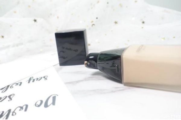 完美日記粉底液怎么選色號 完美日記粉底液金蓋和黑蓋 完美日記粉底液怎么選色號 完美日記粉底液金蓋和黑蓋