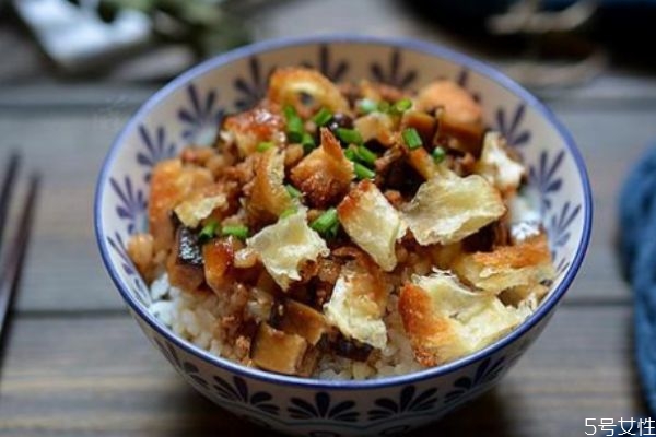 糯米飯?jiān)趺醋龊贸?糯米飯的簡單做法 糯米飯?jiān)趺醋龊贸?糯米飯的簡單做法