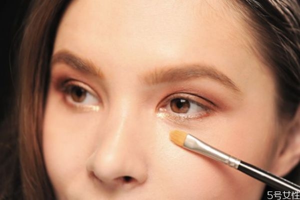 眼影刷和暈染刷的區(qū)別 眼影刷的分類 眼影刷和暈染刷的區(qū)別 眼影刷的分類