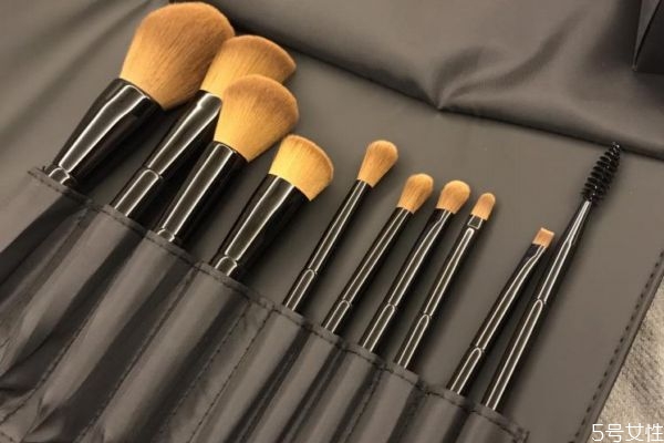 剛買(mǎi)的眼影刷怎么清洗 新買(mǎi)的化妝刷清洗方法 剛買(mǎi)的眼影刷怎么清洗 新買(mǎi)的化妝刷清洗方法