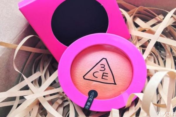 3ce是歐萊雅旗下的品牌嗎 彩妝品牌3ce的全名叫什么 3ce是歐萊雅旗下的品牌嗎 彩妝品牌3ce的全名叫什么