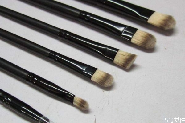 眼影刷能作唇刷嗎 眼影刷的使用順序是什么 眼影刷能作唇刷嗎 眼影刷的使用順序是什么