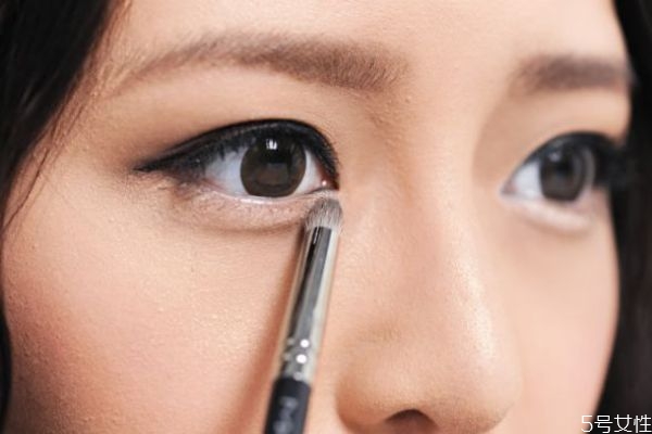 眼影刷和暈染刷的區(qū)別 眼影刷的分類 眼影刷和暈染刷的區(qū)別 眼影刷的分類