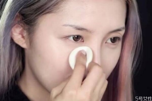 化妝怎么遮蓋脖子色差 化妝卡粉什么原因 化妝怎么遮蓋脖子色差 化妝卡粉什么原因