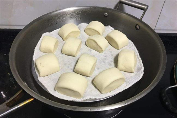 做饅頭堿面放多了怎么辦 饅頭堿放多了發(fā)黃還能吃嗎 做饅頭堿面放多了怎么辦 饅頭堿放多了發(fā)黃還能吃嗎