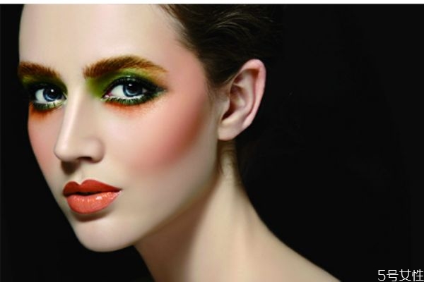 用化妝品臉火辣辣的怎么回事 化妝品過敏怎么辦 用化妝品臉火辣辣的怎么回事 化妝品過敏怎么辦