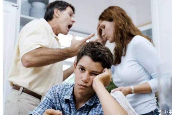 夫妻吵架為什么要避開孩子 夫妻吵架對孩子的影響 夫妻吵架為什么要避開孩子 夫妻吵架對孩子的影響