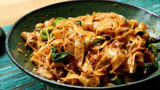 一碗油潑面熱量高嗎 減肥適合吃油潑面嗎 一碗油潑面熱量高嗎 減肥適合吃油潑面嗎