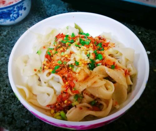 油潑面放什么調(diào)料 油潑面的調(diào)料怎么調(diào) 油潑面放什么調(diào)料 油潑面的調(diào)料怎么調(diào)