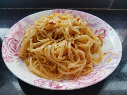 油潑面放什么調(diào)料 油潑面的調(diào)料怎么調(diào) 油潑面放什么調(diào)料 油潑面的調(diào)料怎么調(diào)