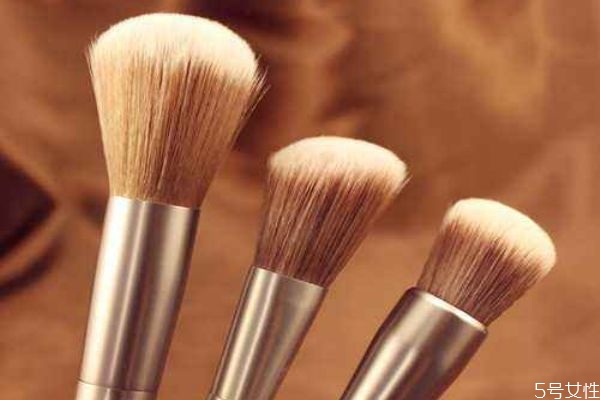 腮紅刷的種類 腮紅刷和高光刷區(qū)別 腮紅刷的種類 腮紅刷和高光刷區(qū)別