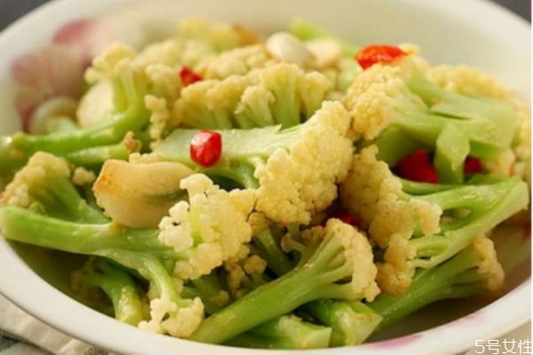 花菜一般煮多久才熟 花菜煮熟會變色嗎 花菜一般煮多久才熟 花菜煮熟會變色嗎