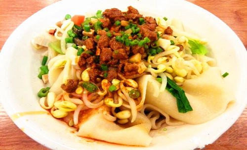 油潑面放老抽還是生抽 油潑面要放蒜末嗎 油潑面放老抽還是生抽 油潑面要放蒜末嗎