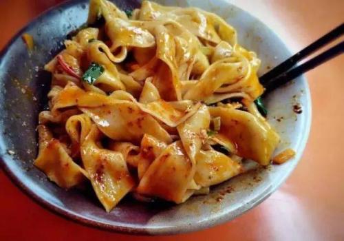 油潑面放老抽還是生抽 油潑面要放蒜末嗎 油潑面放老抽還是生抽 油潑面要放蒜末嗎