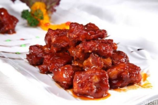 糖醋排骨怎么上色 做糖醋排骨可以用隔夜的排骨嗎 糖醋排骨怎么上色 做糖醋排骨可以用隔夜的排骨嗎