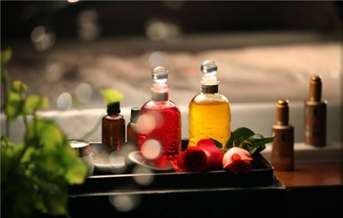 精油的什么成分能去黑眼圈 精油去黑眼圈的三種方法 精油的什么成分能去黑眼圈 精油去黑眼圈的三種方法