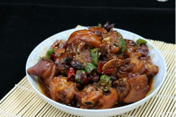 紅燒豬蹄怎么做好吃 紅燒豬蹄的簡(jiǎn)單做法 紅燒豬蹄怎么做好吃 紅燒豬蹄的簡(jiǎn)單做法