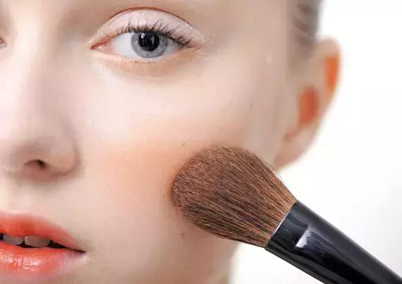 日常妝必須用腮紅嗎 先打高光還是先畫腮紅呢 日常妝必須用腮紅嗎 先打高光還是先畫腮紅呢