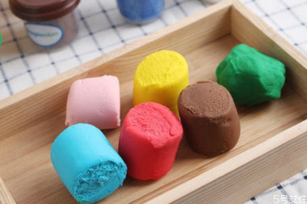 橡皮泥有毒嗎 小孩子吃到橡皮泥該怎么辦 橡皮泥有毒嗎 小孩子吃到橡皮泥該怎么辦