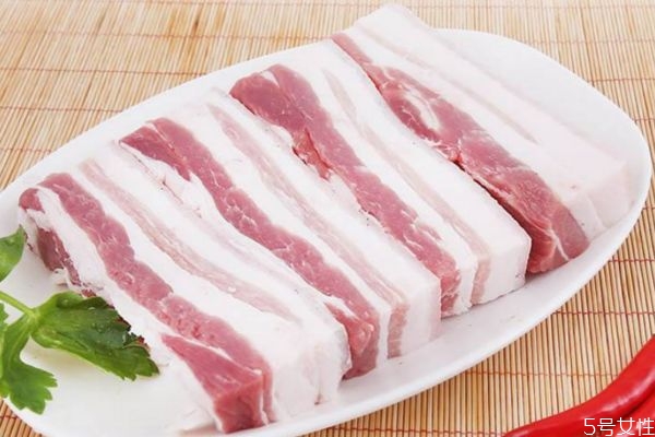 三層肉可以炒什么 三層肉怎么做好吃 三層肉可以炒什么 三層肉怎么做好吃