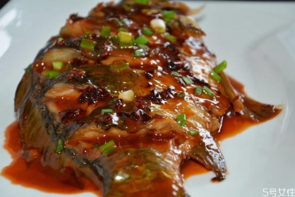 紅燒鯽魚怎么做好吃 紅燒鯽魚的簡單做法 紅燒鯽魚怎么做好吃 紅燒鯽魚的簡單做法