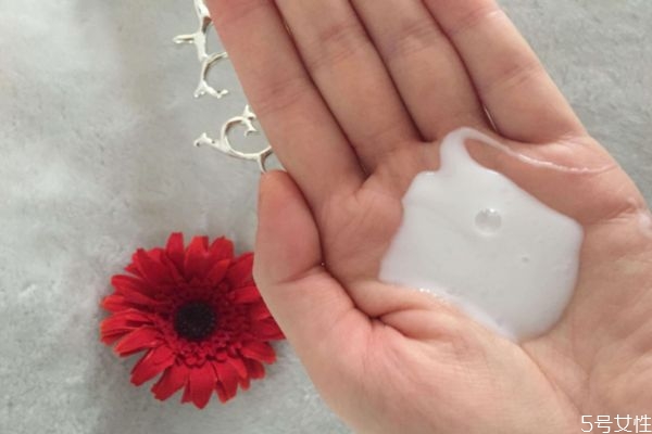 臉上擦完乳液敷保鮮膜可以嗎 涂了護膚乳后裹保鮮膜好嗎 臉上擦完乳液敷保鮮膜可以嗎 涂了護膚乳后裹保鮮膜好嗎