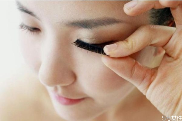 卸妝的時(shí)候應(yīng)該按摩嗎 直接用洗面奶卸妝的危害 卸妝的時(shí)候應(yīng)該按摩嗎 直接用洗面奶卸妝的危害