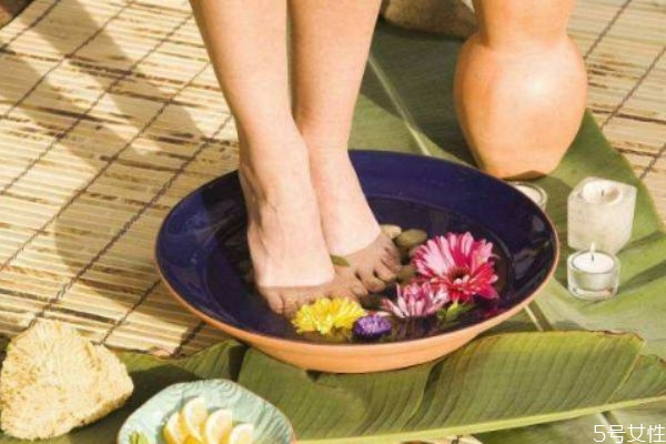 泡腳多長時間最好 泡腳多少度合適 泡腳多長時間最好 泡腳多少度合適