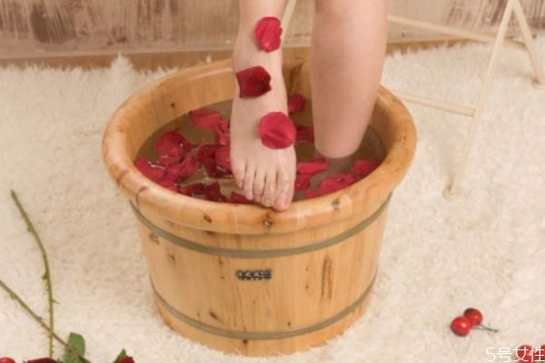 泡腳多長時間最好 泡腳多少度合適 泡腳多長時間最好 泡腳多少度合適