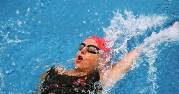 仰泳適合初學(xué)者嗎 仰泳游多久可以消耗脂肪 仰泳適合初學(xué)者嗎 仰泳游多久可以消耗脂肪