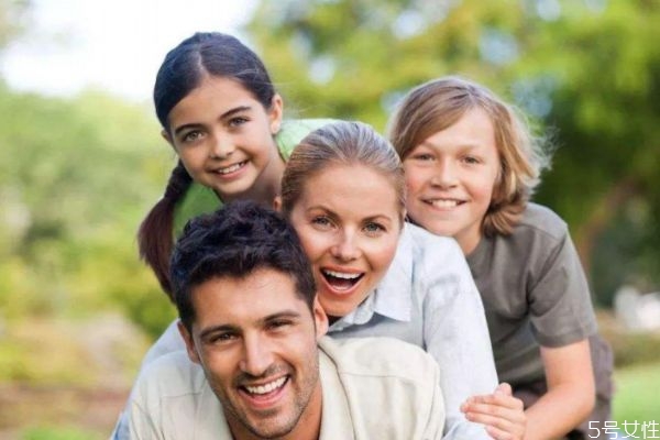 父母應(yīng)該怎么和孩子溝通 家庭中父母如何以身作則 父母應(yīng)該怎么和孩子溝通 家庭中父母如何以身作則