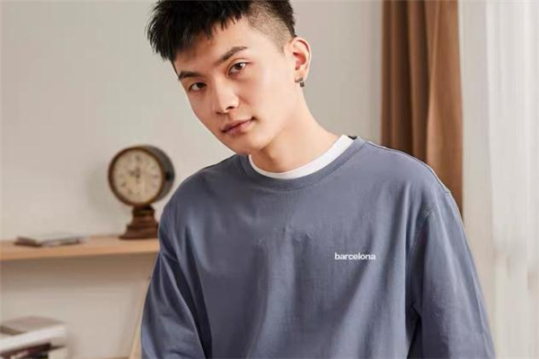 男生穿什么顏色打底衫好看 男生打底衫流行什么顏色 男生穿什么顏色打底衫好看 男生打底衫流行什么顏色